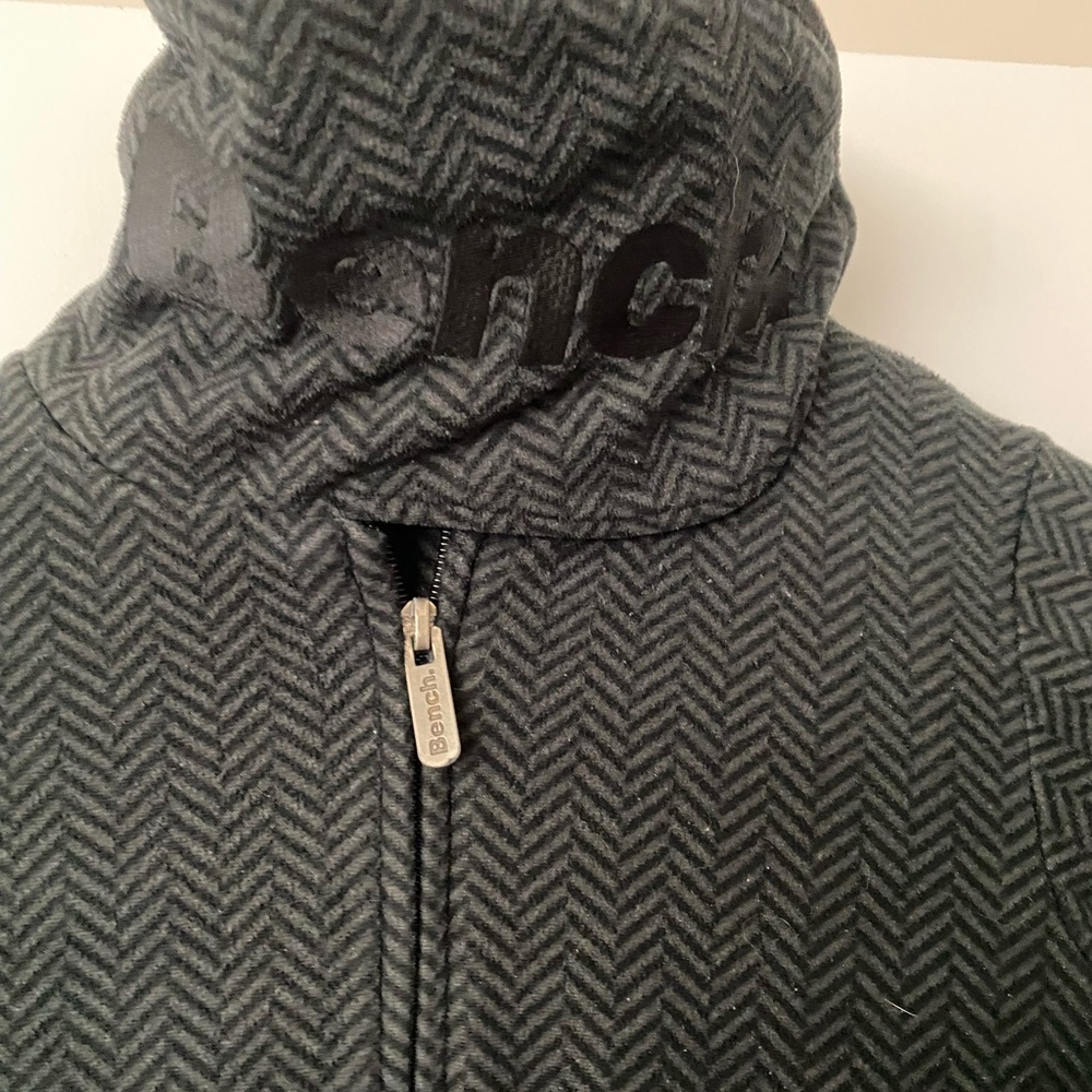 Grey/black herringbone with scarf Velcro collar